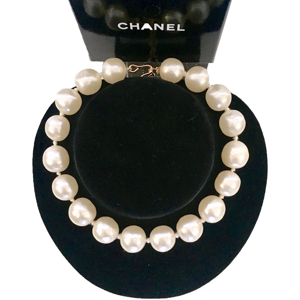 Chanel: Iconic RARE Vintage Glass Pearl Necklace (NWT, Original Box & Hangtag)